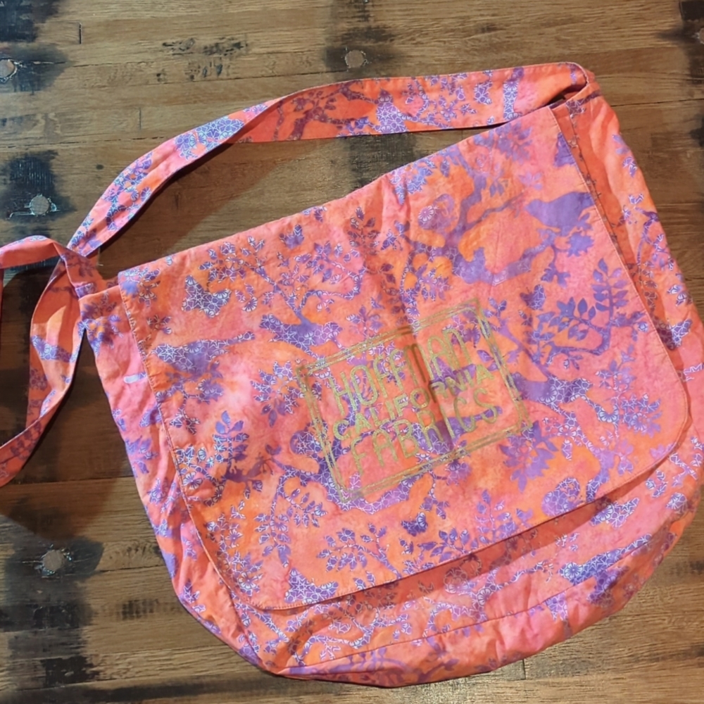 Hoffman Fabrics Crossbody Fabric Bag. 14x21x3.5" Very Nice Condition.